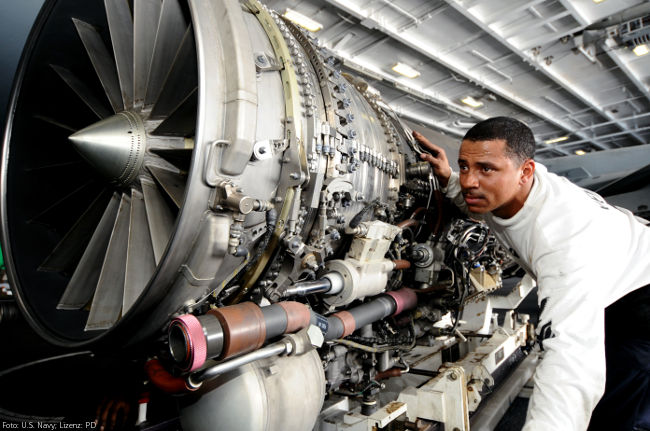 Bild "Bilder:U.S._Navy_aircraft_engine..jpg"